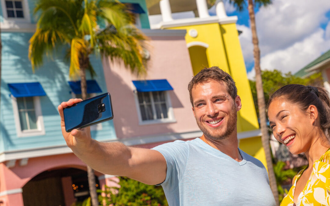 Junges Paar macht Selfies vor bunten Gebäuden in Florida